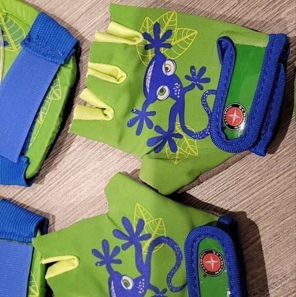 𝅺schwinn Boy's Pad Set with Knee Elbow and Gloves - Picture 4 of 5